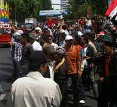 Pedagang Sapi Kuasai Gubernur Suryo, Lalin Tersendat