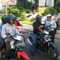 Polwan Bagi Bunga Peringati Hari Anti Kekerasan Perempuan dan Anak