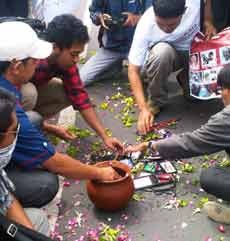 Jurnalis di Malang Gelar Ruwatan di Depan Patung Chairil Anwar