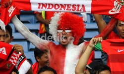 Para pendukung timnas Indonesia memakai berbagai macam aksesoris seperti wig yang berwarna merah putih.