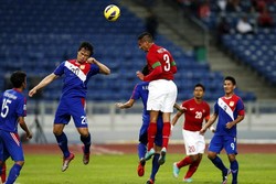 Raphael Guillermo Eduardo Maitamo menyundul bola yang berbuah gol ke gawang Laos di menit ke-41. Reuters/Bazuki Muhammad.