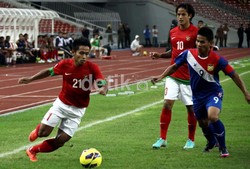 Andik Vermansah berusaha melakukan penekanan ke pertahanan Laos.