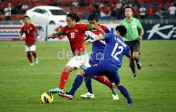 Irfan Bachdim berhasil melewati dua pemain Laos.