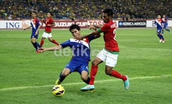 Vendry Ronaldo Mofu berebut bola dengan pemain Laos.