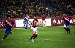 Tonnie Cussell melakukan serangan ke pertahanan Laos.