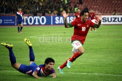Pemain Laos harus jatuh bangun mengawal pergerakan Irfan Bachdim.