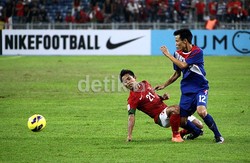 Andik Vermansah berebut bola dengan pemin Laos.