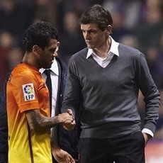 Cedera Hamstring, Alves Absen 2-3 Pekan