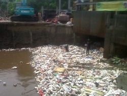 Pasca Dikunjungi Jokowi, Pintu Air Manggarai Tetap Dipenuhi Sampah