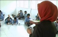 Tak Punya Meja Kursi, Ratusan Siswa SMK Negeri Ini Belajar di Lantai