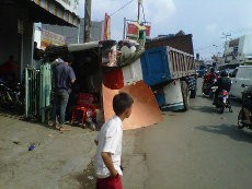 Tak Direm Tangan Saat Parkir, Truk Fuso Tabrak Warung Rokok di Depok