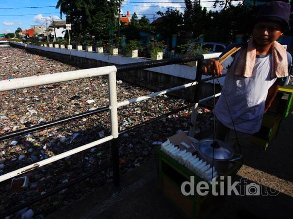 Sampah di Kali Sunter Dibersihkan