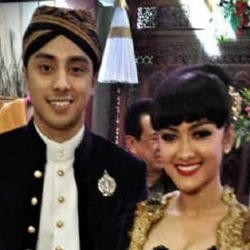 Restui Jupe Dekat dengan Pangeran Keraton, Ibunda Goyang Gangnam Style