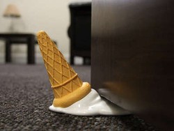 Ups! Es Krimnya Tumpah di Balik Pintu