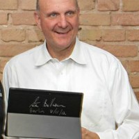 Surface dengan Tanda Tangan CEO Microsoft Dilelang