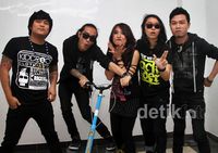 Band Winner Tampil Serba Hitam
