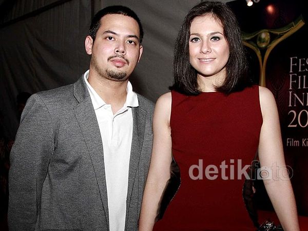 Serasinya Wulan Guritno & Suami