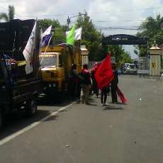 Buruh Datangi Polda Jatim Tuntut Dua Rekannya Dibebaskan