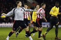 Dari Tengah Lapangan ke Gawang, Saat Outfield Player Jadi Kiper