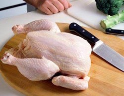 Mencuci Ayam Bisa Sebabkan Penyebaran Bakteri