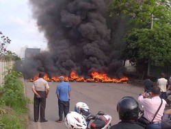 Tolak Penggusuran, Warga Cilincing Bakar Ban dan Blokir Jalan