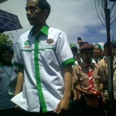 Usai Tanam Pohon di Bandara, Jokowi Diserbu Anggota Pramuka & Ibu-ibu
