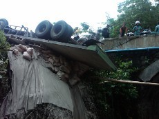 Tak Kuat Menanjak, Truk Semen Nyaris Terjun ke Sungai di Banyumas