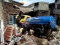 Brakk! Truk Tangki Hantam Rumah di Semarang