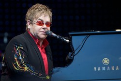 Elton John Gemparkan Beijing, Dedikasikan Konsernya Untuk Aktivis Anti Pemerintah