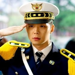 Gantengnya Yoochun JYJ Berseragam Polisi
