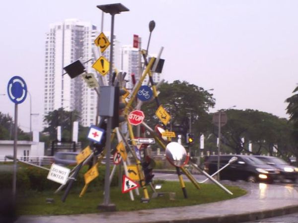 Bundaran Penuh Rambu Lalu Lintas