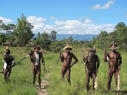 Koteka, Tari Perang, dan Ramahnya Suku Dani di Papua