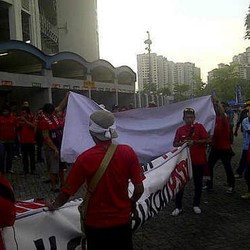 Tiba di Bukit Jalil, Ratusan Suporter Indonesia Nyanyikan Bagimu Negeri
