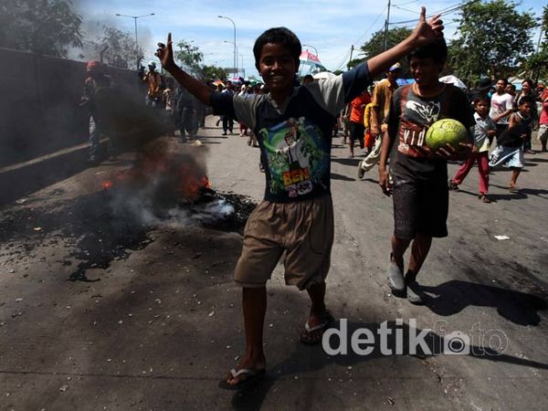 Tolak Digusur, Warga Cilincing Blokir Jalan