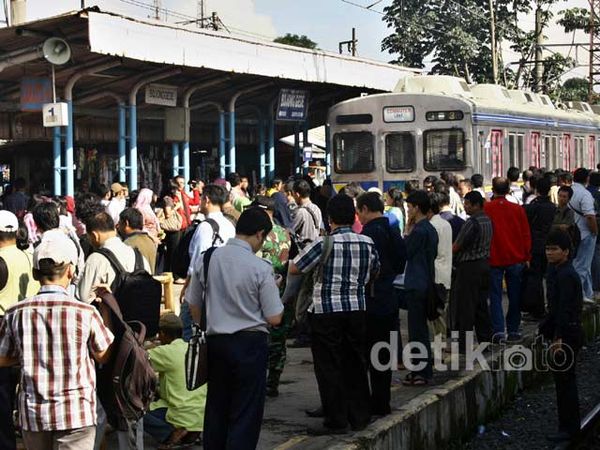 Jalur Longsor, Penumpang Menumpuk di Bojonggede