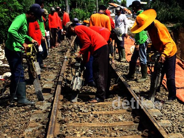 Perbaikan Rel Longsor di Cilebut Dikebut