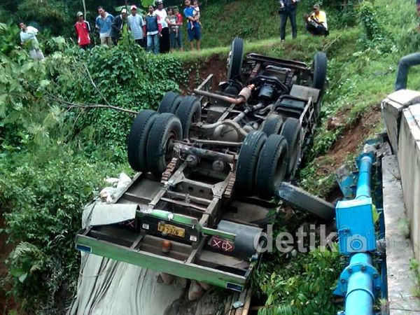 Kelebihan Muatan, Truk Semen Terbalik