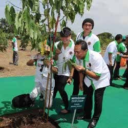 Puluhan Artis Ramaikan Gerakan Penanaman 1 Miliar Pohon