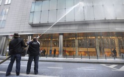 Wah, Berton-ton Liter Susu Segar Disemprotkan ke Jalanan!