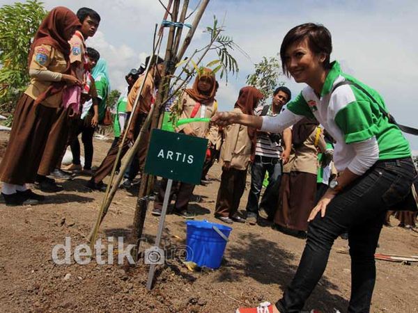 Para Artis Ramai-ramai Tanam Pohon