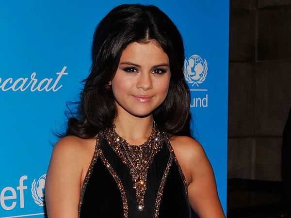 Selena Gomez Seksi Bergaun Backless