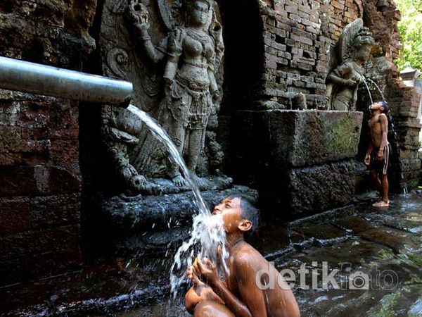 Air Candi Sumber Tetek Jadi Tumpuan Warga