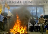 Pendukung Gus Dur Bakar Gambar Sutan Bhatoegana