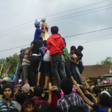 Warga Berebut Gunungan Haul Syeh Jumadil Kubro