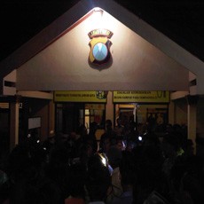 Tuntut Pelaku Pembacokan Ditangkap, Polsek Pacet Diluruk Warga