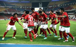 Ia menari-nari dengan pemain Timnas lainnya.