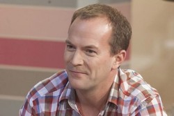 Akibat Keringat Berlebih, Aktor Ben Hull Pakai Handuk di Ketiak