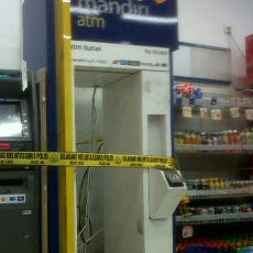 Linggis & Sandal Tertinggal di Lokasi Pencurian ATM Mandiri di Rawamangun