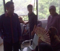 Romantis! Neneng & Nazar Cipika-Cipiki di Pengadilan Tipikor