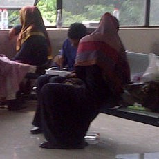 Sedap! Neneng Temani Nazar Makan Mie di Pengadilan Tipikor